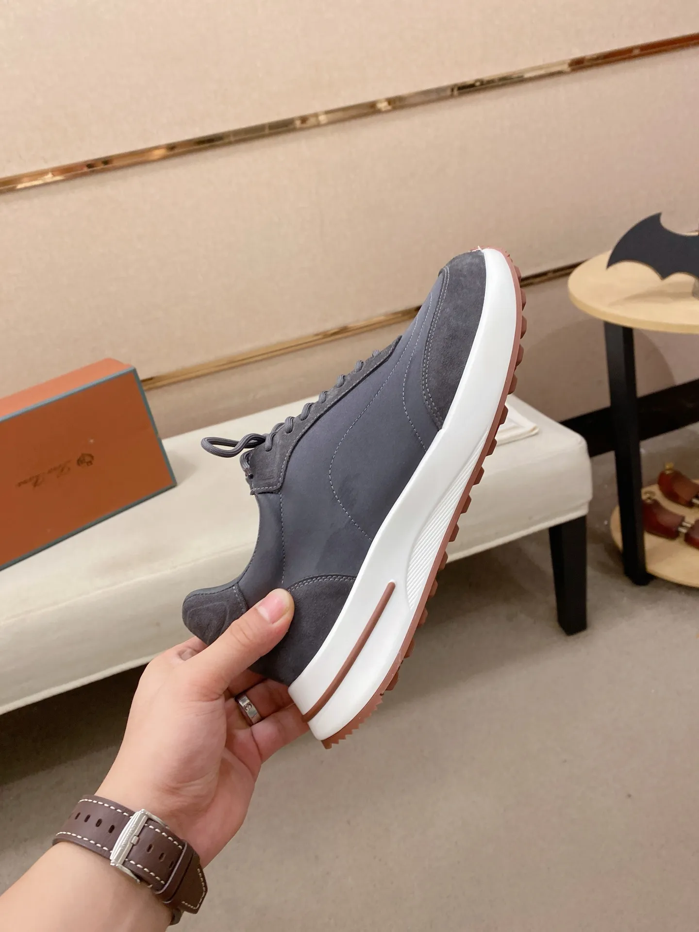 Men's shoes 💰: 462💰🔥𝐥𝐨𝐫𝐨 𝐏𝐢𝐚𝐧𝐚 lp classic loafers, an Italian treasure brand, the only brand that can match Hermès! Only after wearing it do we realize that we can’t live up to our feet. The upper is made of imported first-layer cowhide with breathable fabrics, water-dyed cowhide foot pads, and the official original glass rubber outsole and pendant. Exclusive original packaging (tag ➕ brand paper ➕ outer box ➕ hand bag) code number: 38-44. Can be customized 45-46